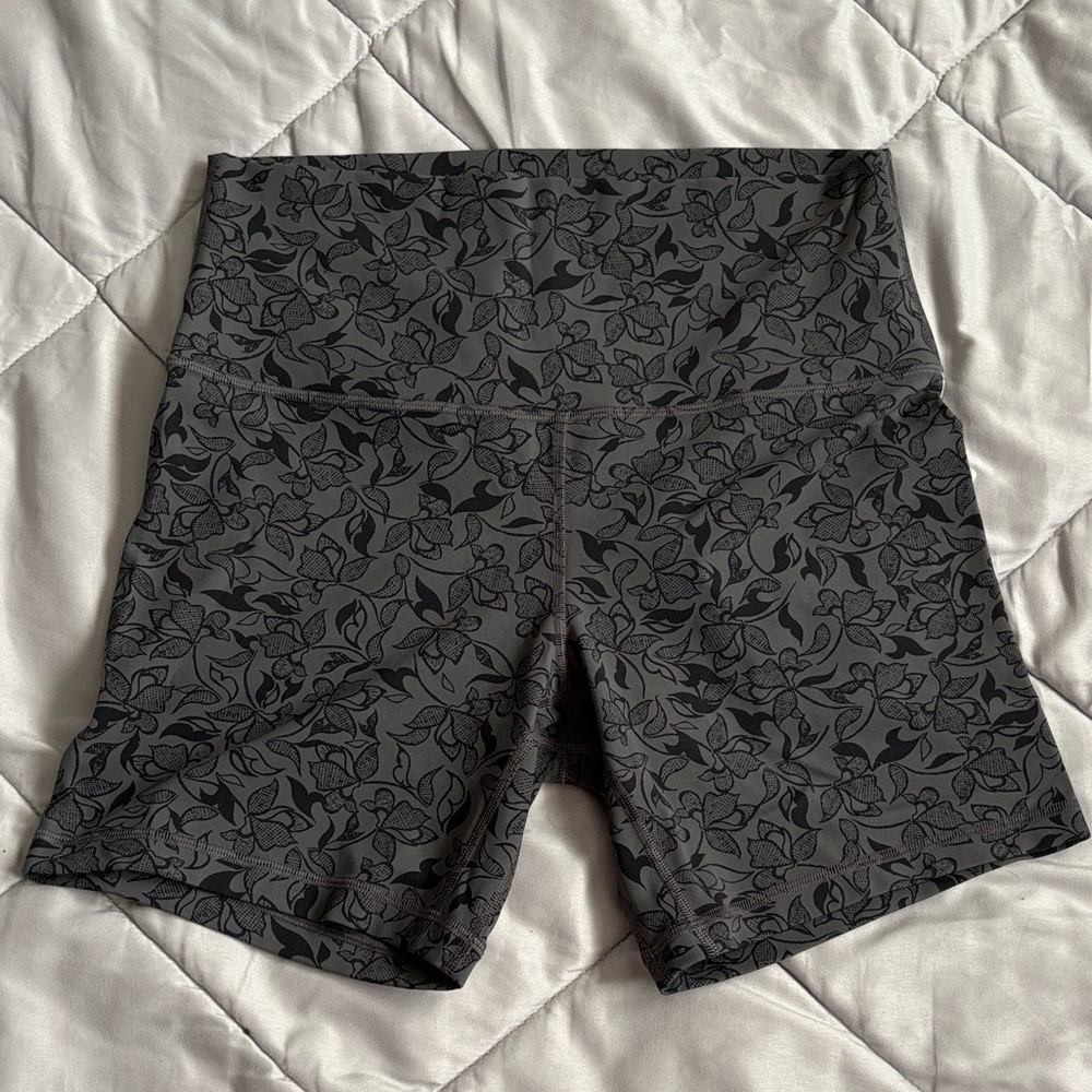 lululemon Align High-Rise short 6” Floral Print  - Gray/Black/Mini Filagree Lace